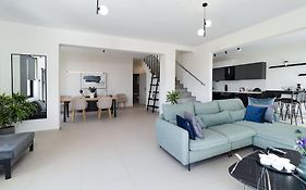 Lamzi'S Residence